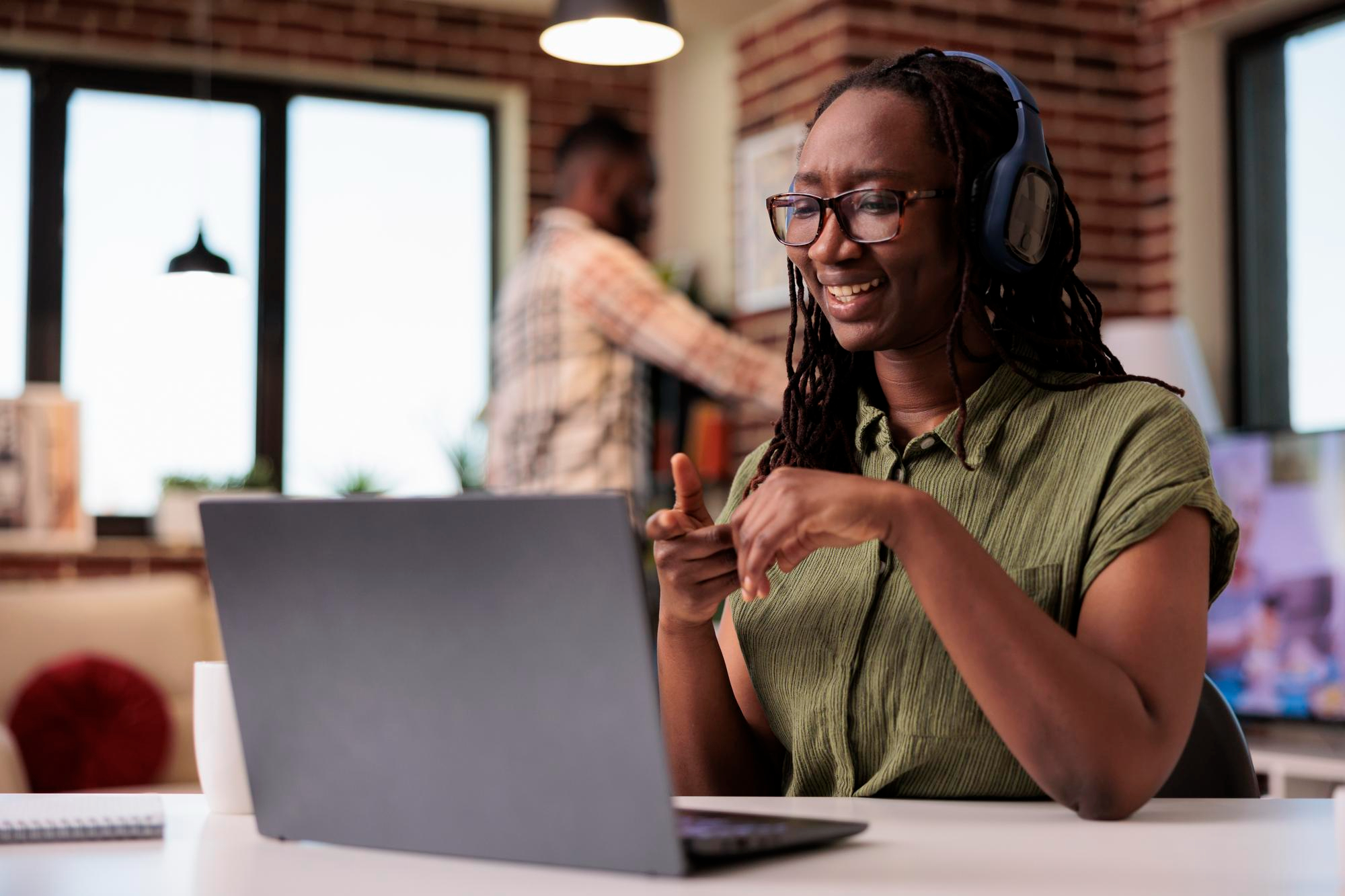 Professionnel IT configurant une infrastructure réseau en entreprise